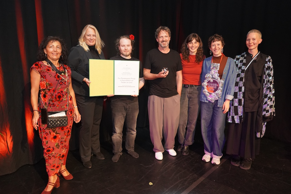 V.l.n.r.: Andrea Egger-Dörres (DAT), Stadträtin Claudia Unger (ÖVP), Moritz Ostanek (PPP), Christian Winkler (Theater am Lend), Maria Leitgab, Marlen Weingartmann, Yuliia Makarenko. (Fotocredit: DAT)