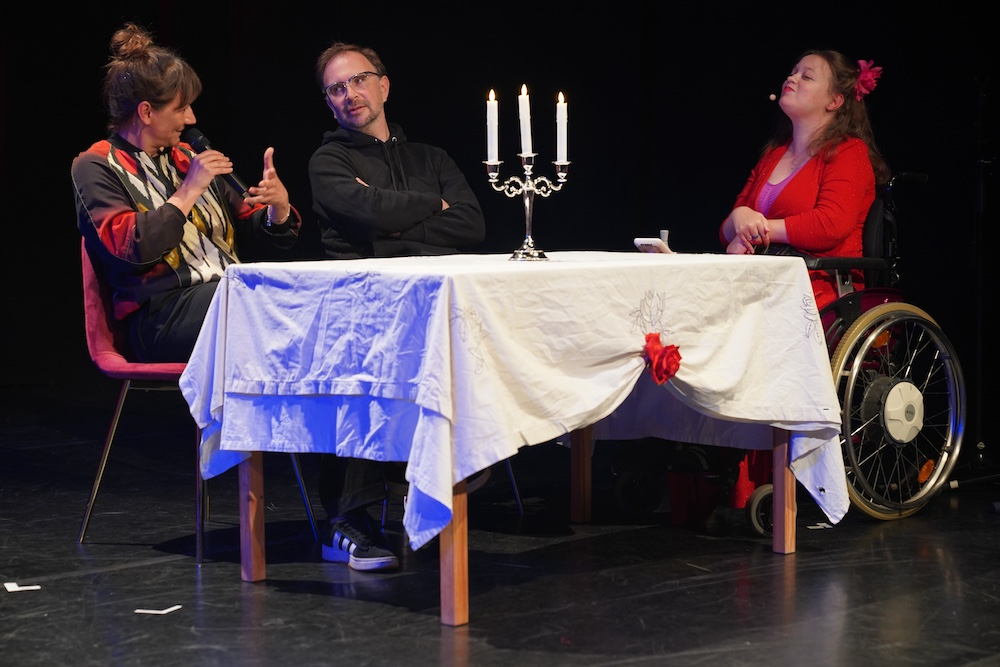 V.l.n.r.: Vera Hagemann (zweite liga für kunst und kultur), Alexander Kropsch (Theater Quadrat, Moderatorin Christina Hofer. (Fotocredit: DAT)