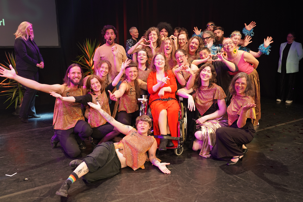 Die DustCityDancers, das Ensemble des grrrls Chor, Zaid Alsalame und viele andere trugen zur lustigsten Show des Jahres bei. (Fotocredit: DAT)