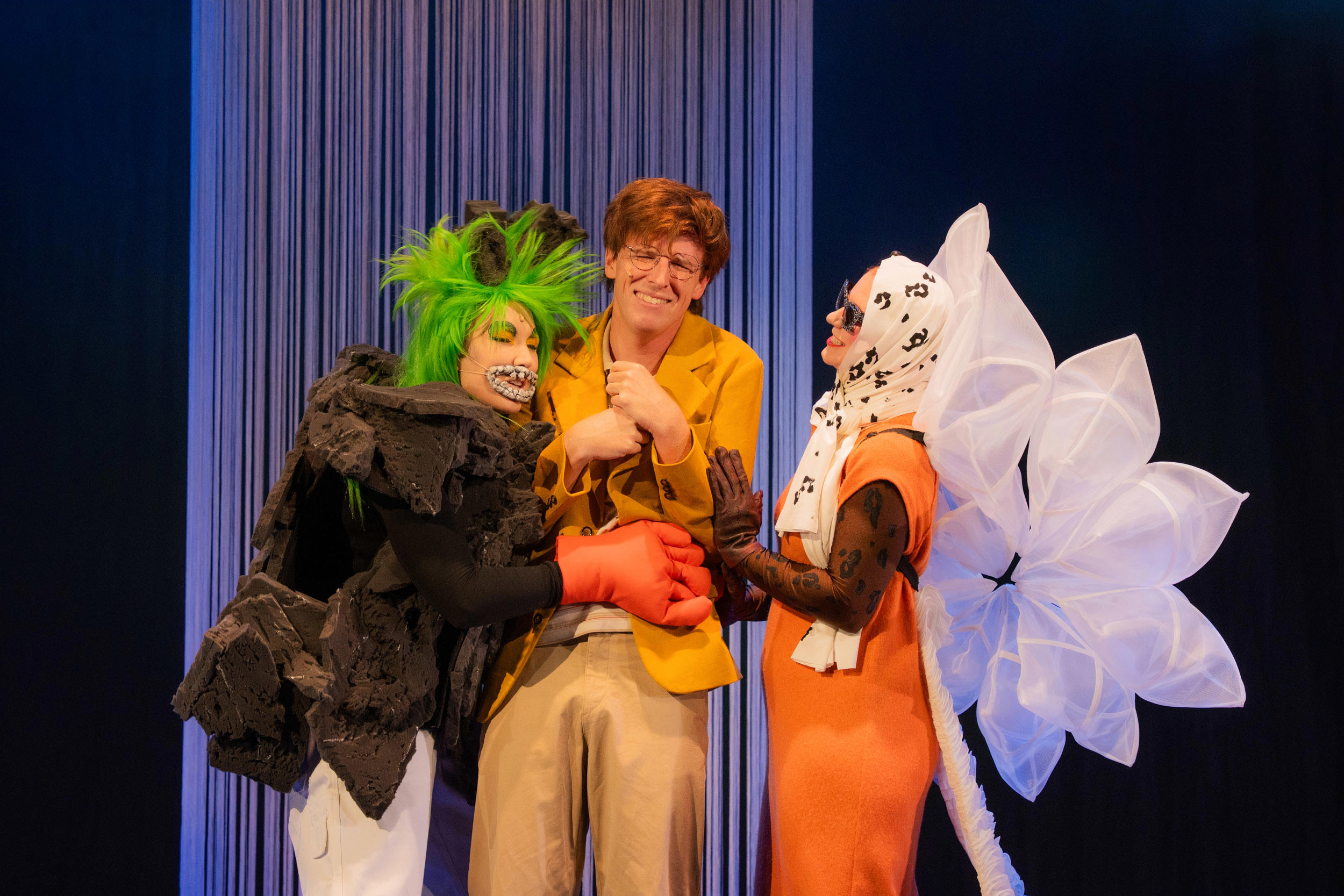 Lisa Rothhardt als Steinbeisserin, Christoph Steiner (Bastian Balthasar Bux) und Simone Leski (Rennschnecke) in Die unendliche Geschichte im Next Liberty. (Fotocredit: Stella)