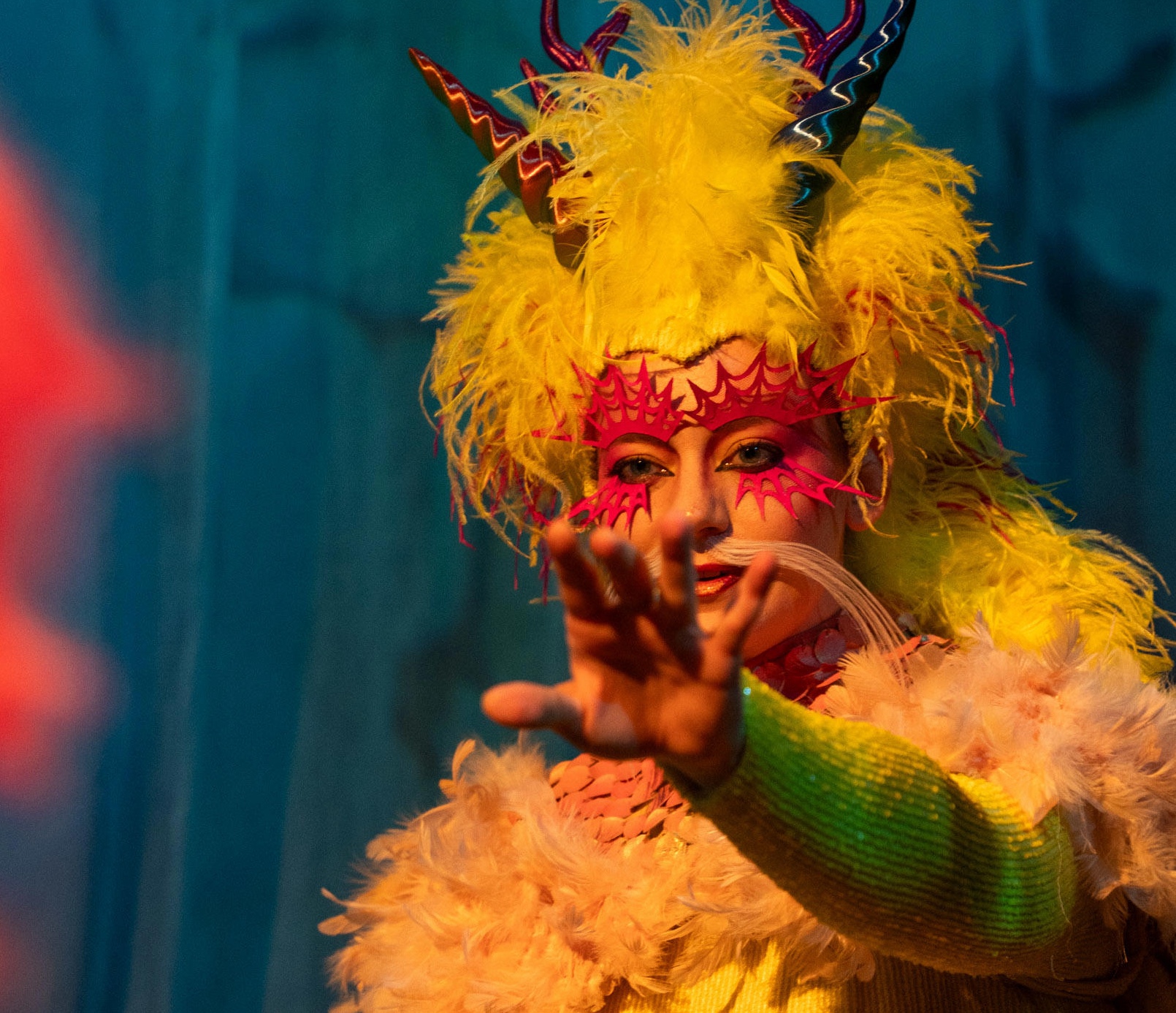 Fotocredit: Simone Leski als Glücksdrache Fuchur (Fotocredit: Stella Kager)