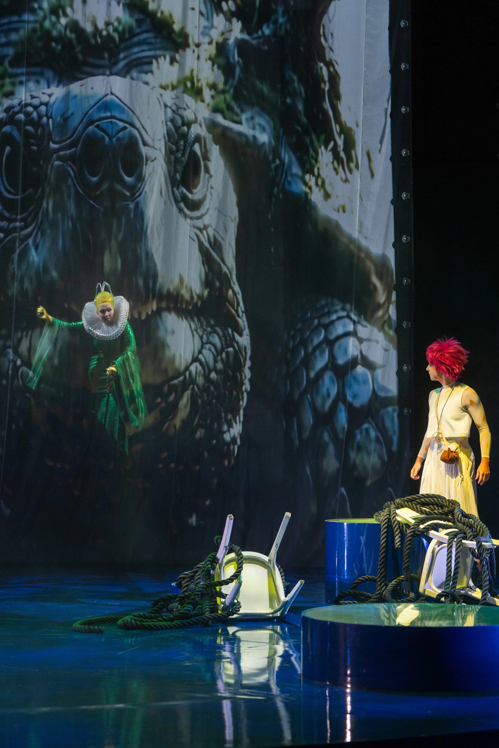 Fotocredit: Die uralte Morla ( Lisa Rothhardt) und Christina Kiesler als Atréju. (Fotocredit: Stella Kager)