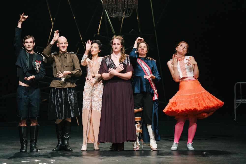 Das Schauspielhaus Graz eröffnet die Saison mit Berta von Suttners Klassiker: Die Waffen nieder”. (Fotocredit: Lex Karelly)