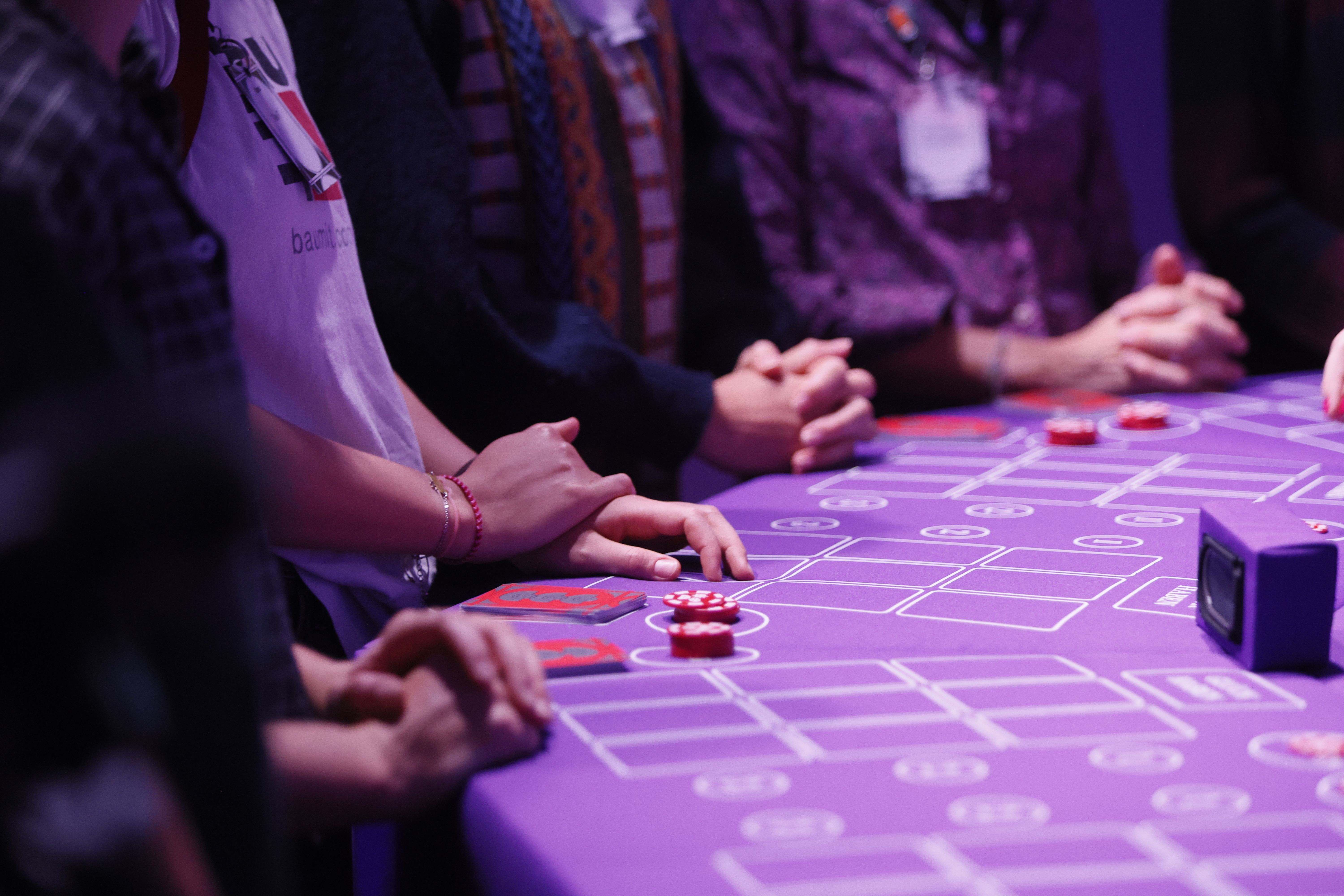 „Das Enshittification Game” vom Planetenparty Prinzip im Theaterhaus