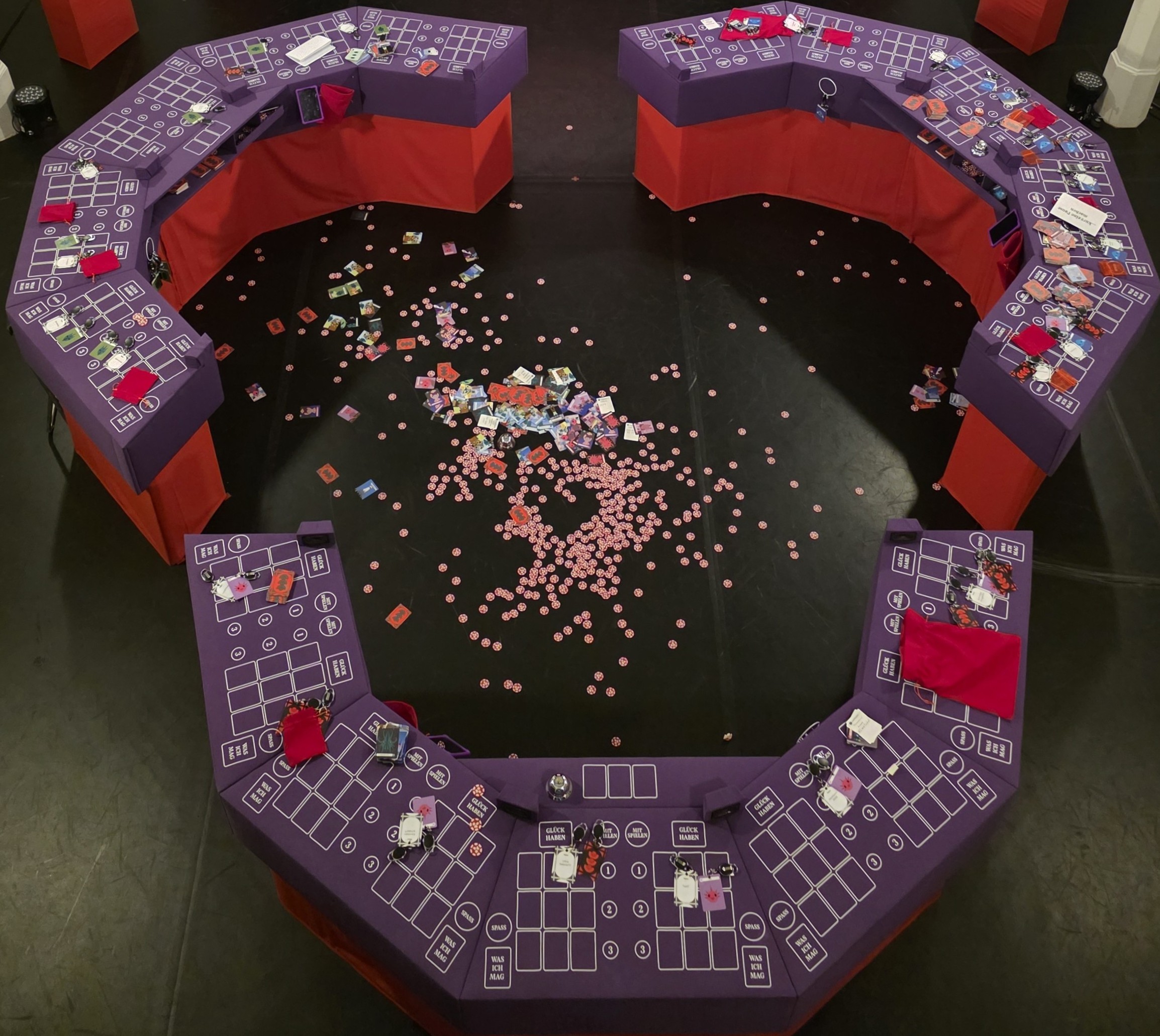 „Das Enshittification Game” vom Planetenparty Prinzip im Theaterhaus