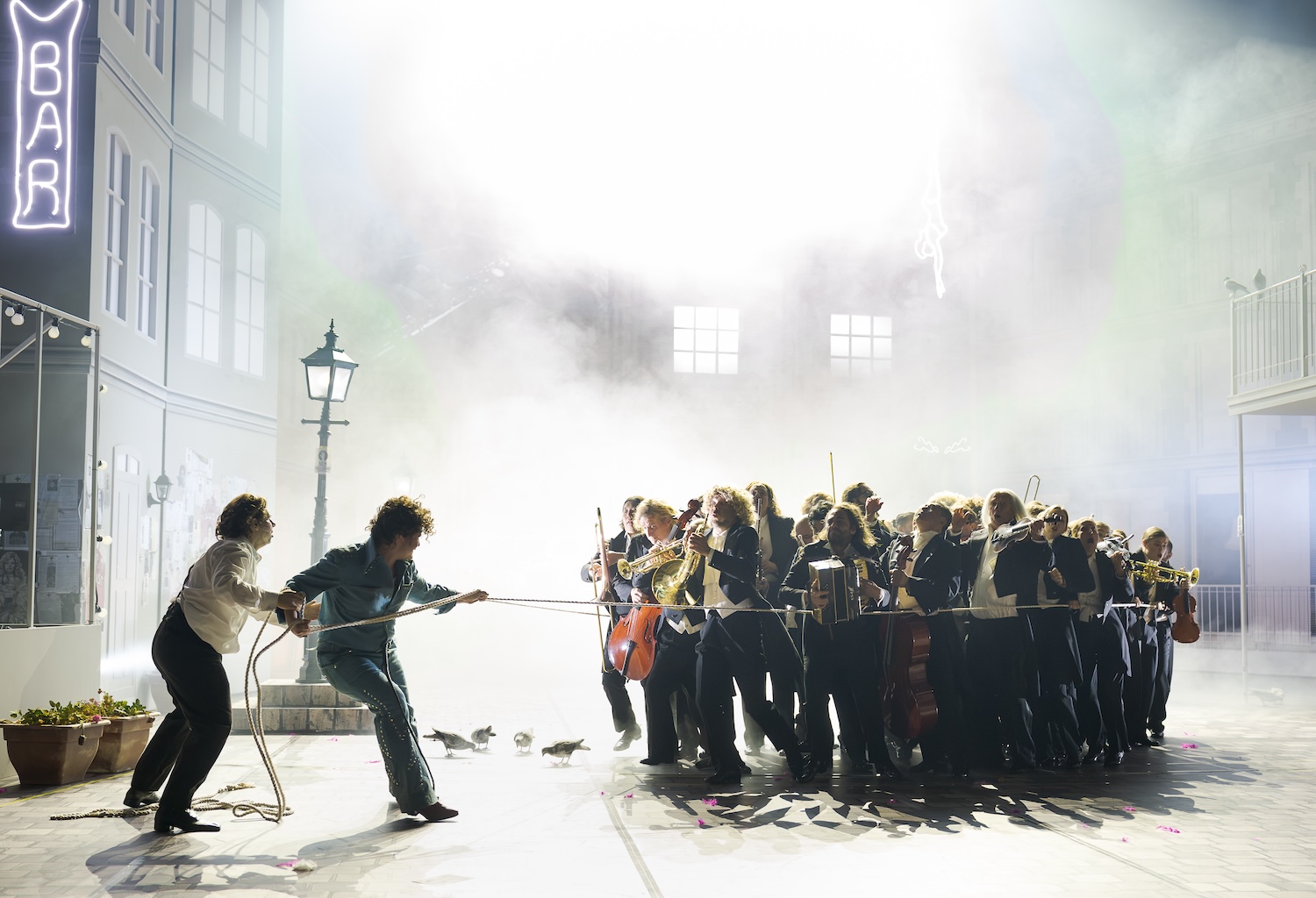 Fotocredit: Pavel Petrov, Nikita Ivasechko, Chor und Statisterie der Oper Graz. (Fotocredit: Werner Kmetitsch) Kritik: Hector Berlioz‘ La Damnation de Faust, Oper Graz