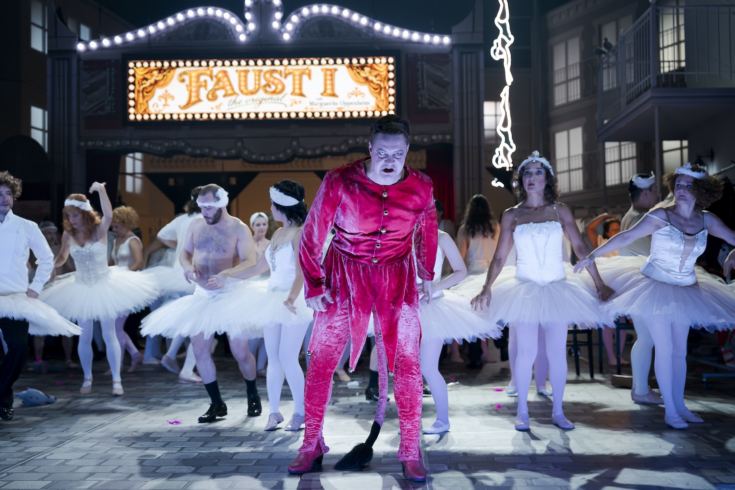 Fotocredit: Nikita Ivasechko, Chor, Statisterie der Oper Graz. (Fotocredit: Werner Kmetitsch) Kritik: Hector Berlioz‘ La Damnation de Faust, Oper Graz