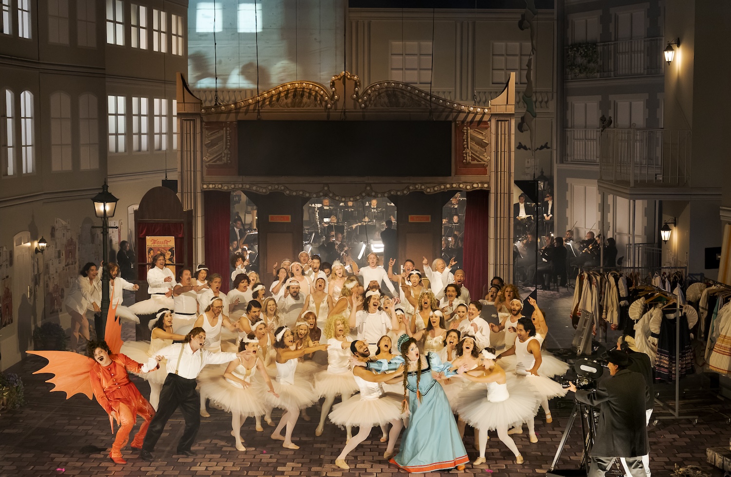 Fotocredit: Nikita Ivasechko, Anna Brull, Chor und Statisterie der Oper Graz. (Fotocredit: Werner Kmetitsch) Kritik: Hector Berlioz‘ La Damnation de Faust, Oper Graz
