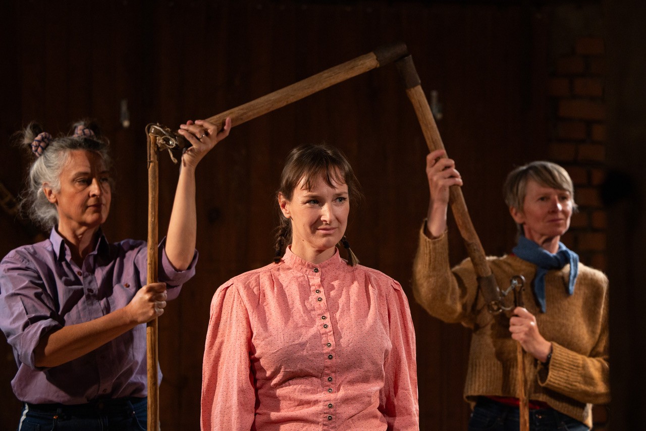 „Dreschen. Ein Brauchtum“ von den Rabtaldirndln im Hoftheater Hainersdorf