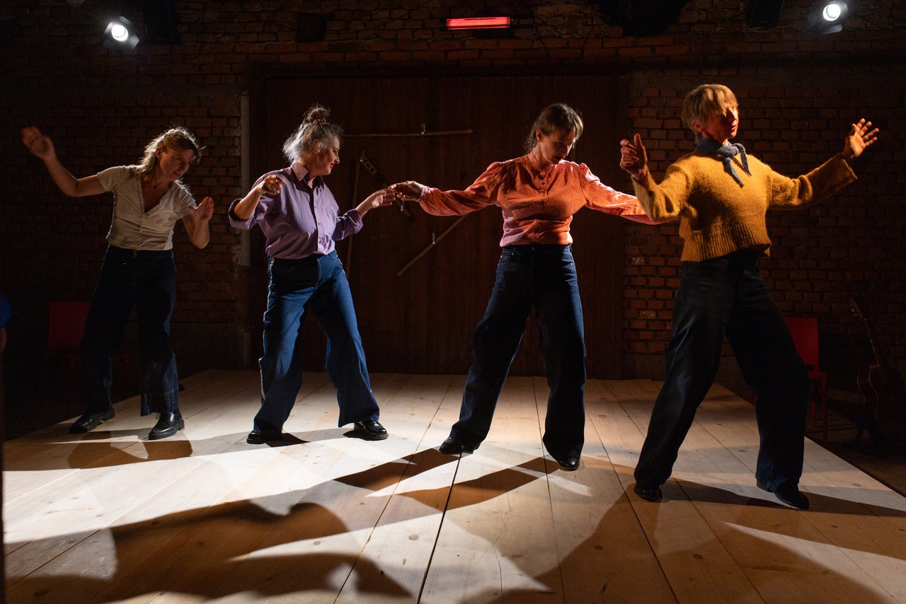 „Dreschen. Ein Brauchtum“ von den Rabtaldirndln im Hoftheater Hainersdorf