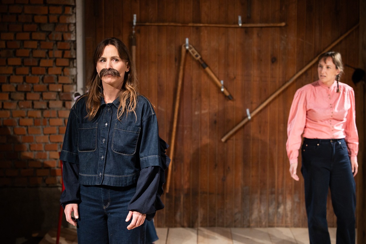 „Dreschen. Ein Brauchtum“ von den Rabtaldirndln im Hoftheater Hainersdorf