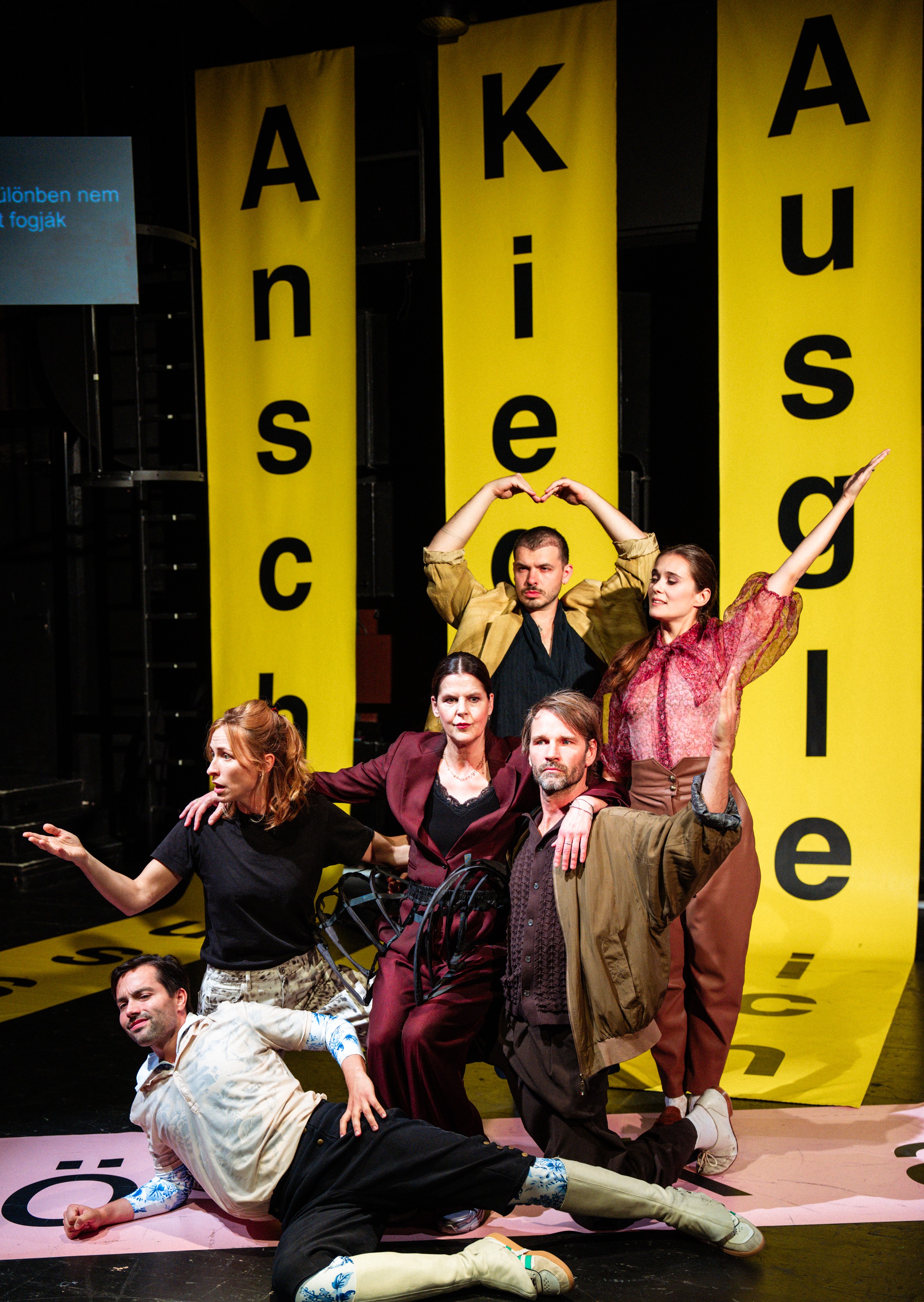 „ФielföلkaŠtát (äh, vielvölkastaat, oder was?)“ von Ewe Benbenek im Schauraum des Schauspielhauses