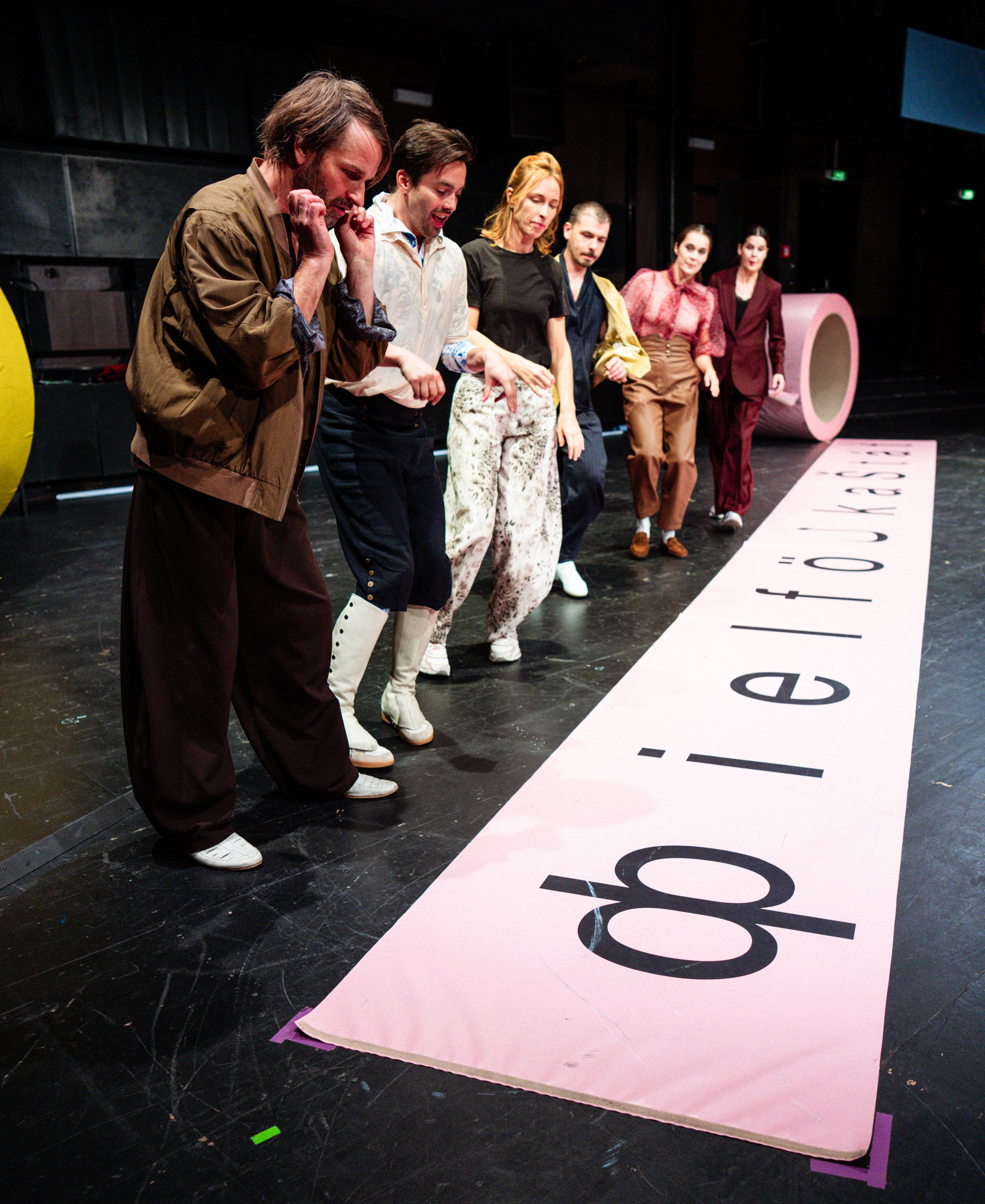 „ФielföلkaŠtát (äh, vielvölkastaat, oder was?)“ von Ewe Benbenek im Schauraum des Schauspielhauses
