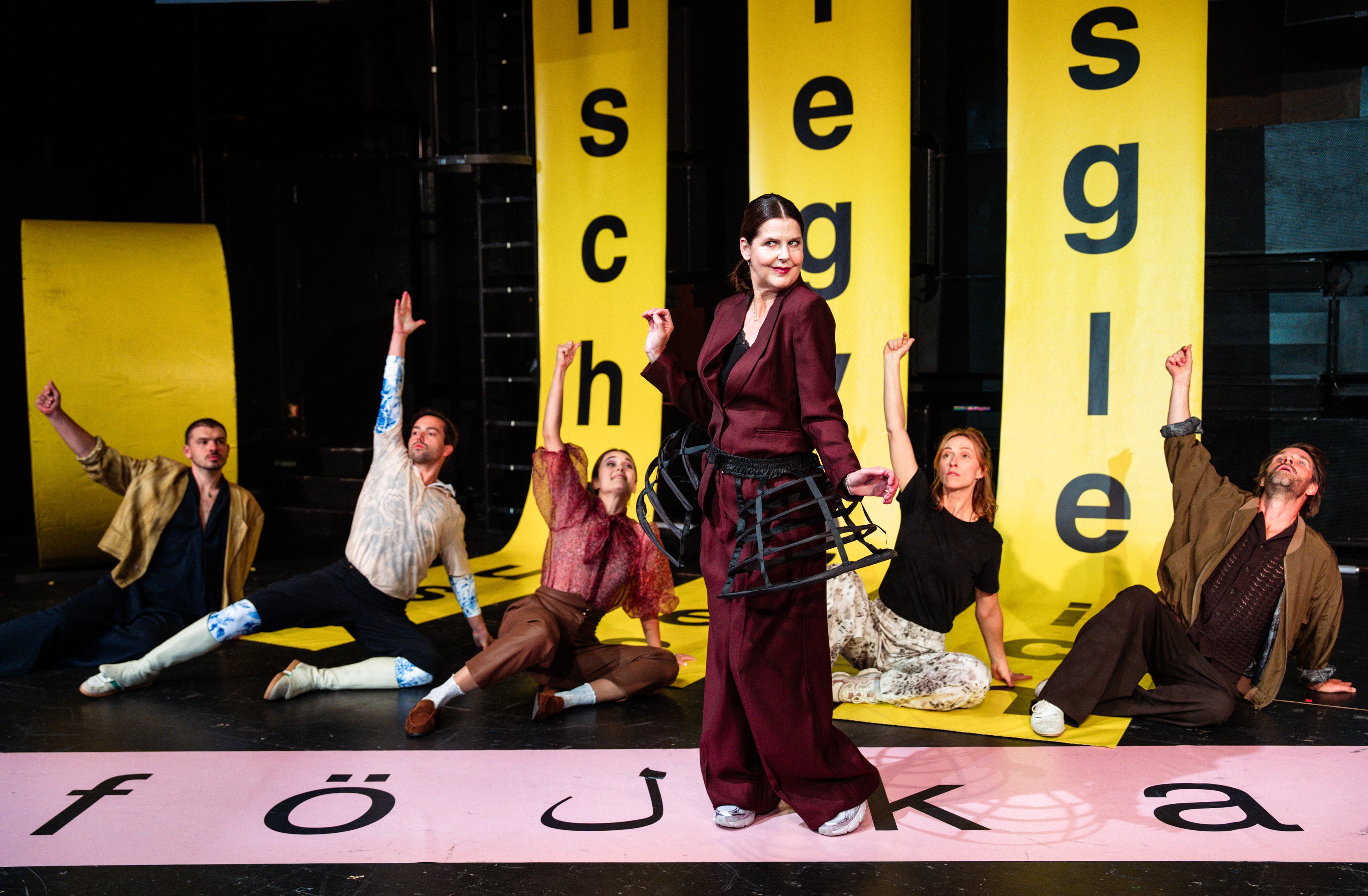 „ФielföلkaŠtát (äh, vielvölkastaat, oder was?)“ von Ewe Benbenek im Schauraum des Schauspielhauses