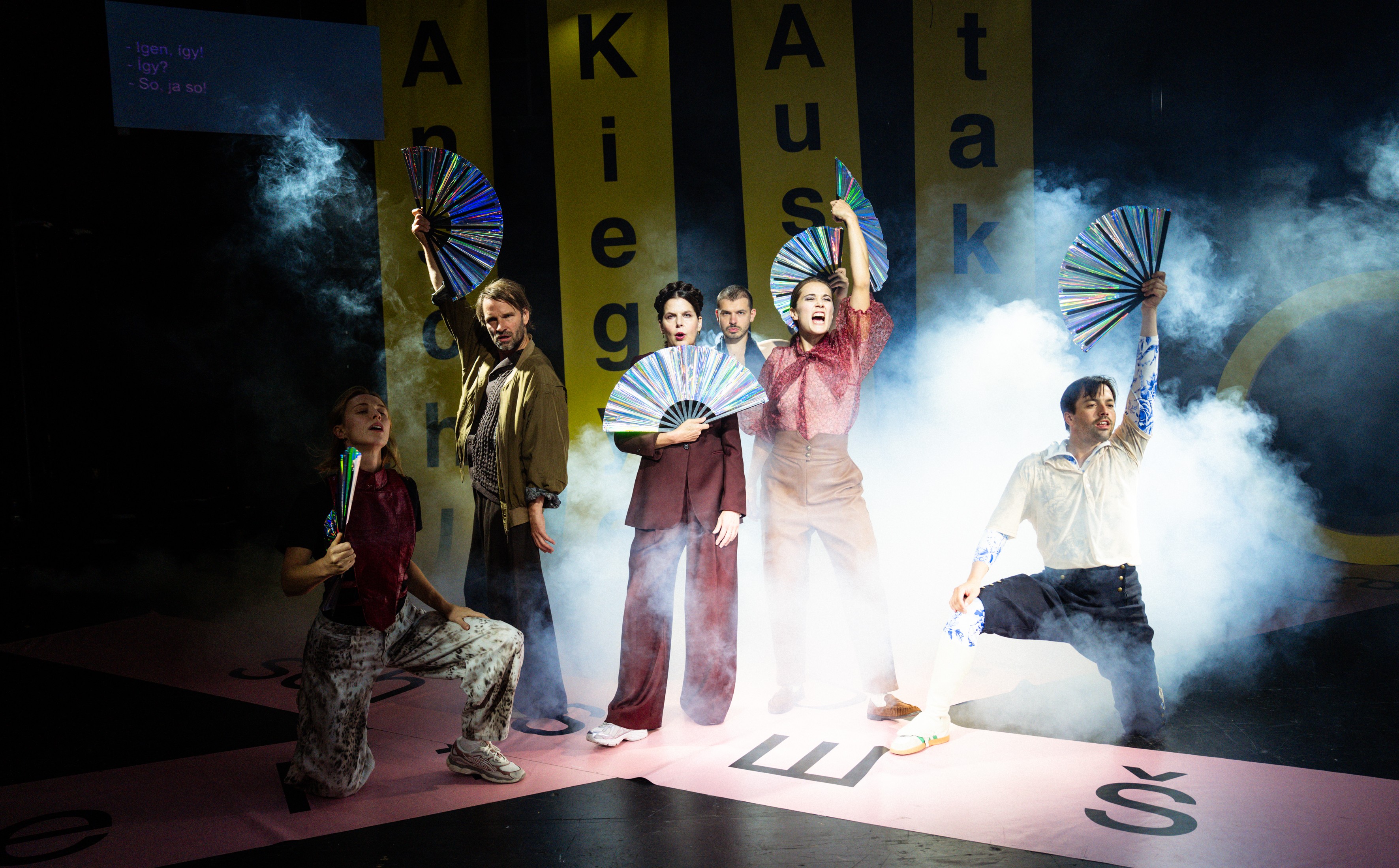 „ФielföلkaŠtát (äh, vielvölkastaat, oder was?)“ von Ewe Benbenek im Schauraum des Schauspielhauses