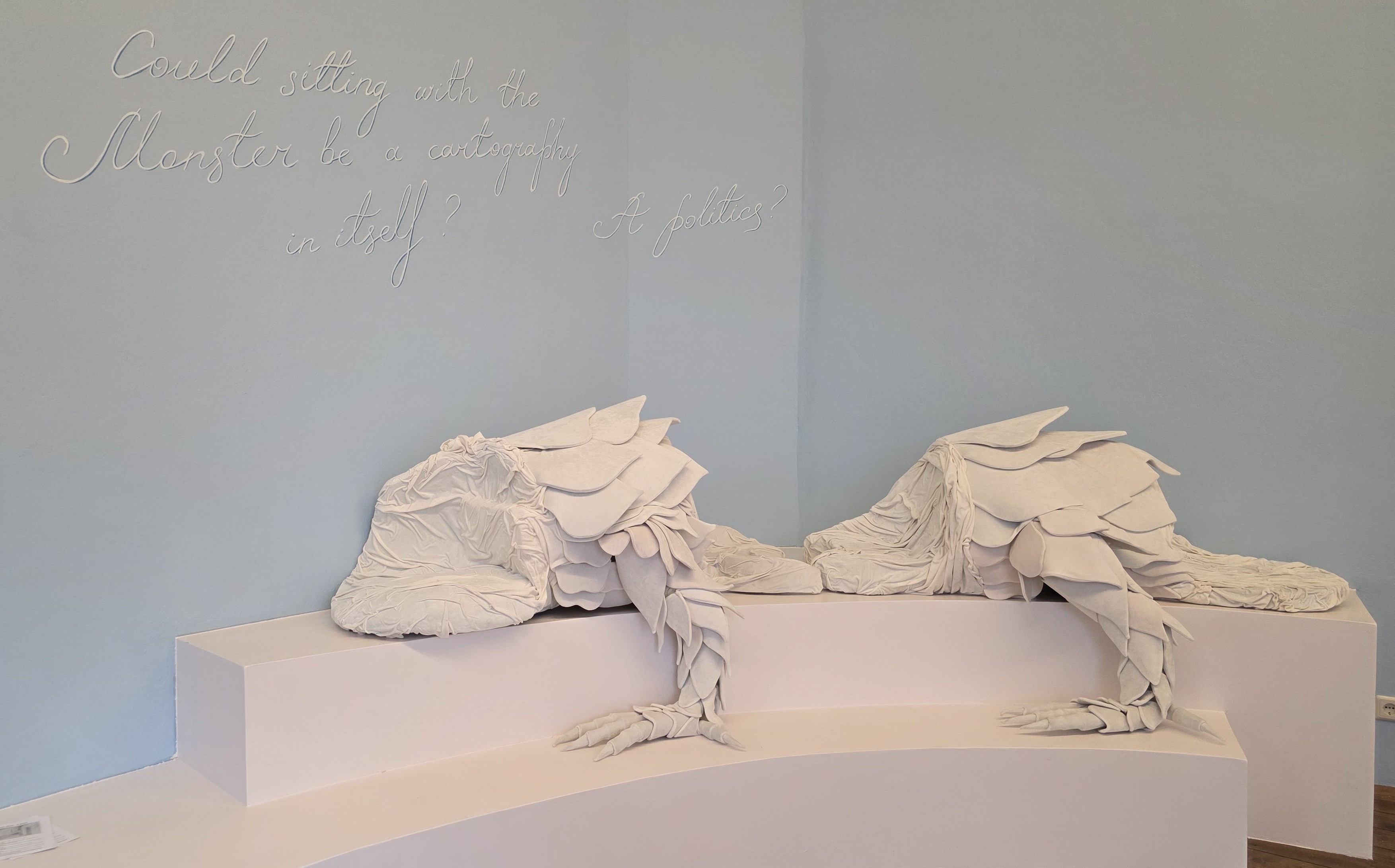 Fotocredit: „Sitting With the Monster“ von Joulia Strauss (Fotocredit kuma) „Eine Parabel über Enden und Anfänge, die wir noch nicht kennen: Teil 2: Das kolossale Landtier“– Ausstellung im <rotor>