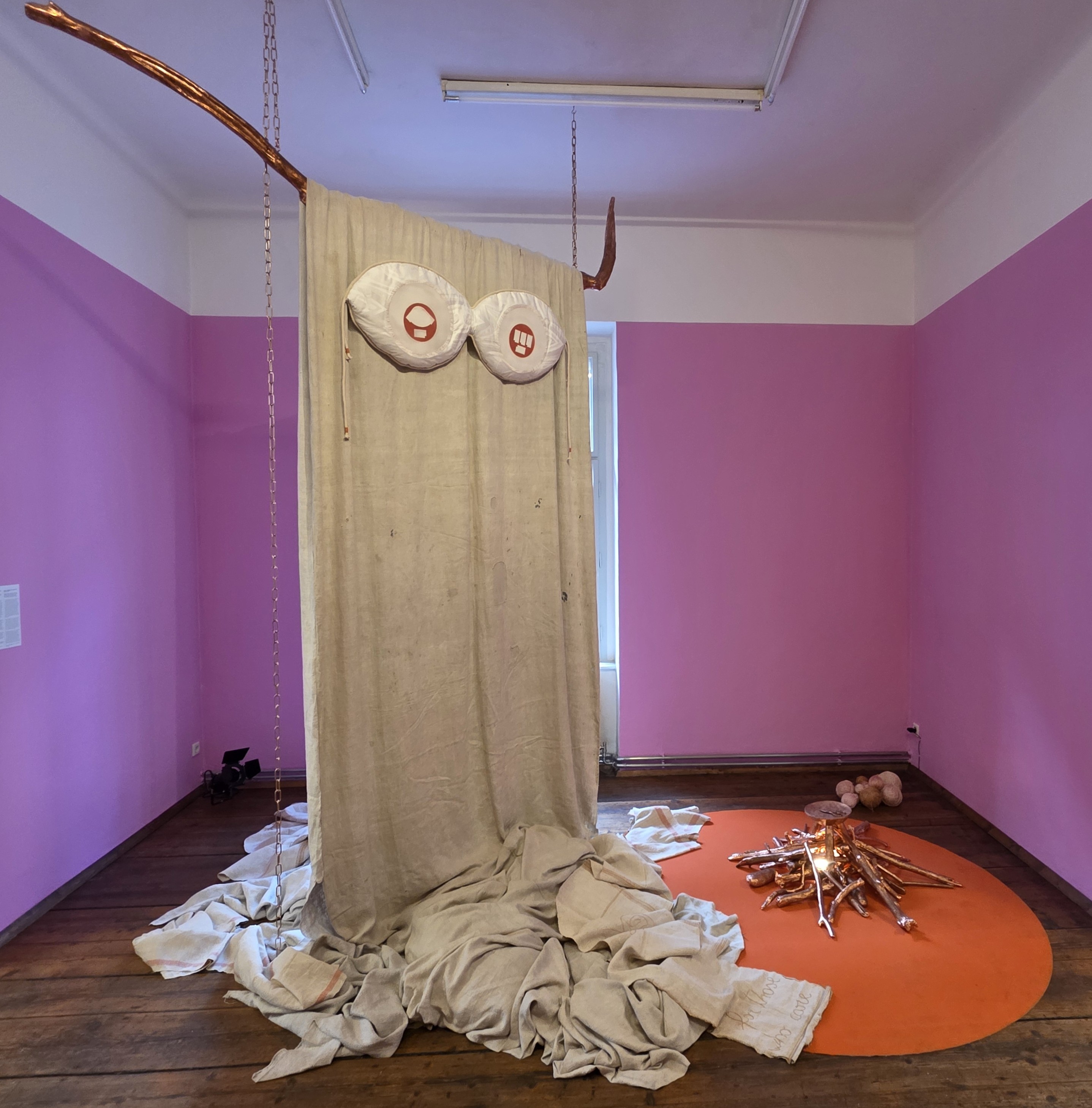 Fotocredit: „Was steht hinter der Zeit, wenn die Schere schneidet?“ von Francesca Aldegani (Fotocredit kuma) „Eine Parabel über Enden und Anfänge, die wir noch nicht kennen: Teil 2: Das kolossale Landtier“– Ausstellung im <rotor>