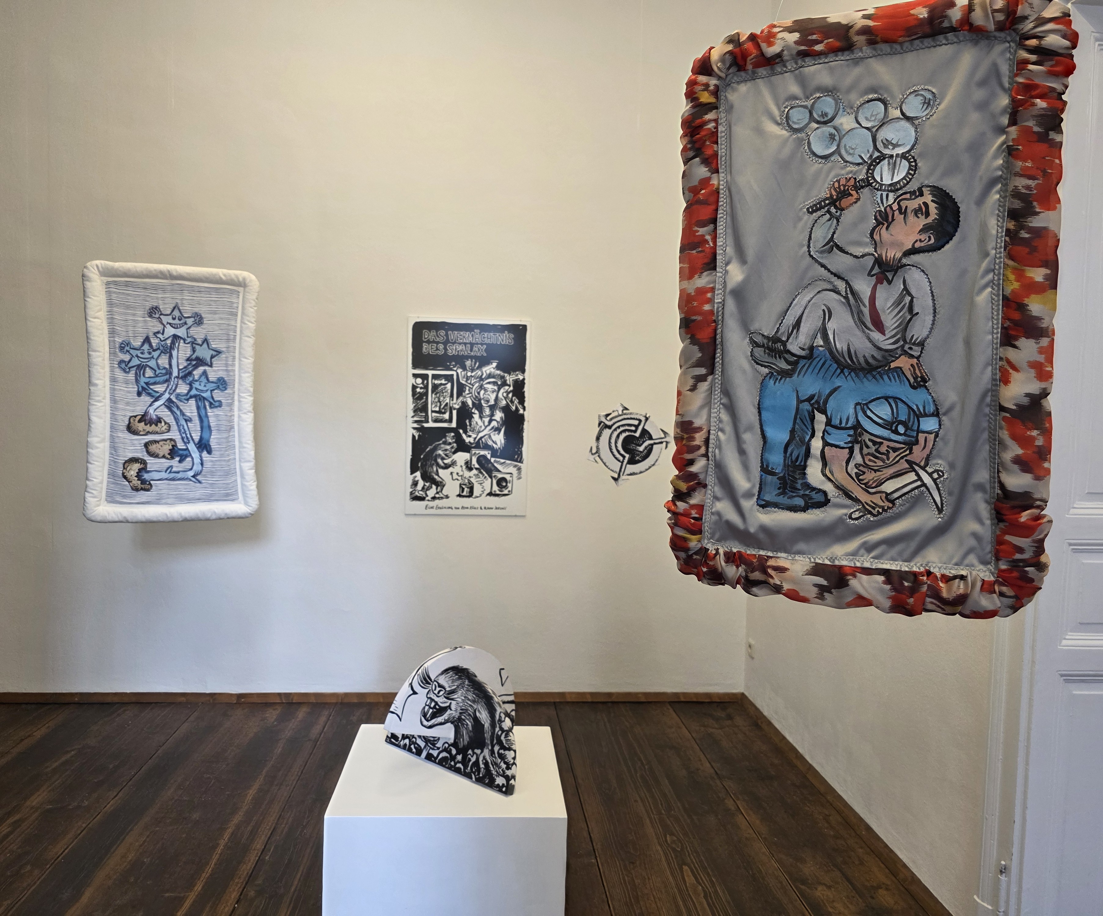 Fotocredit: „You Won't Dig“ - Rena Rädles und Vladan Jeremić Banner inklusive "Spalax"-Utensilien (Fotocredit kuma) „Eine Parabel über Enden und Anfänge, die wir noch nicht kennen: Teil 2: Das kolossale Landtier“– Ausstellung im <rotor>