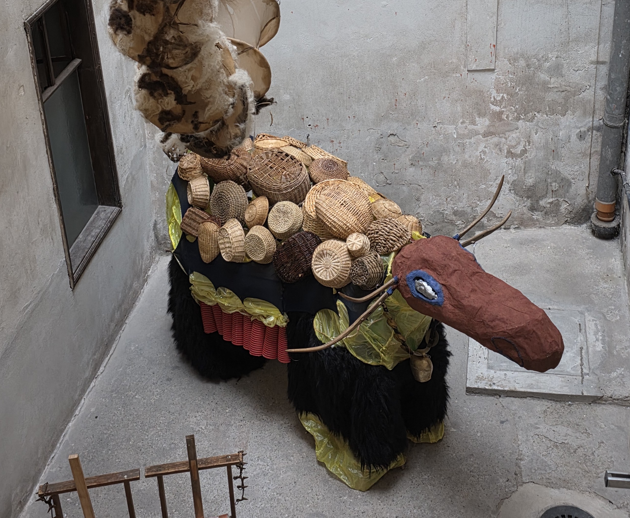 Fotocredit: Das "Landwesen" im Lichthof von Catherina Jarau, Laila Reichenpfader und Anna Mora Moll (Fotocredit kuma) „Eine Parabel über Enden und Anfänge, die wir noch nicht kennen: Teil 2: Das kolossale Landtier“– Ausstellung im <rotor>