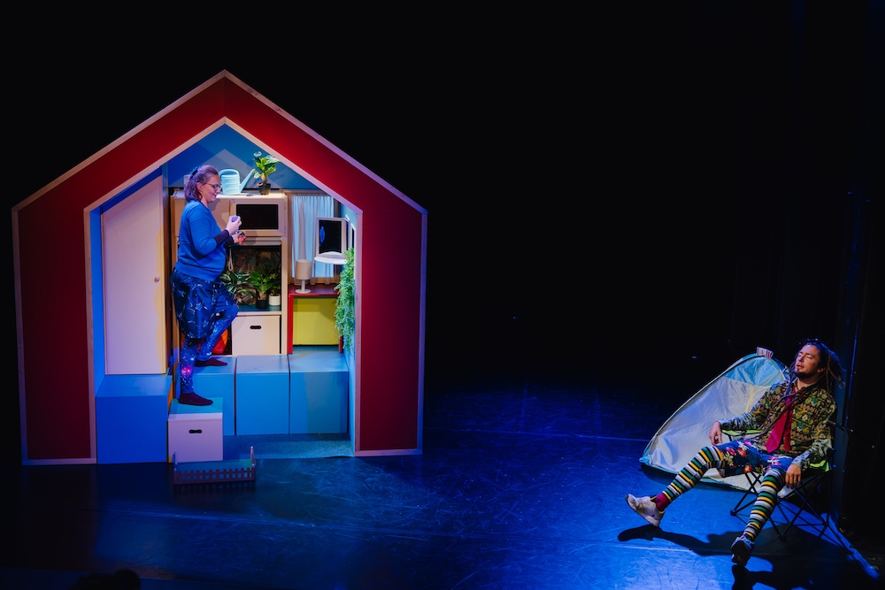 Fotocredit: Susanne Lipinski und Conrado Molina. (Fotocredit: Edi Haberl) Kritik: Willkommen Daheim, Mezzanin Theater