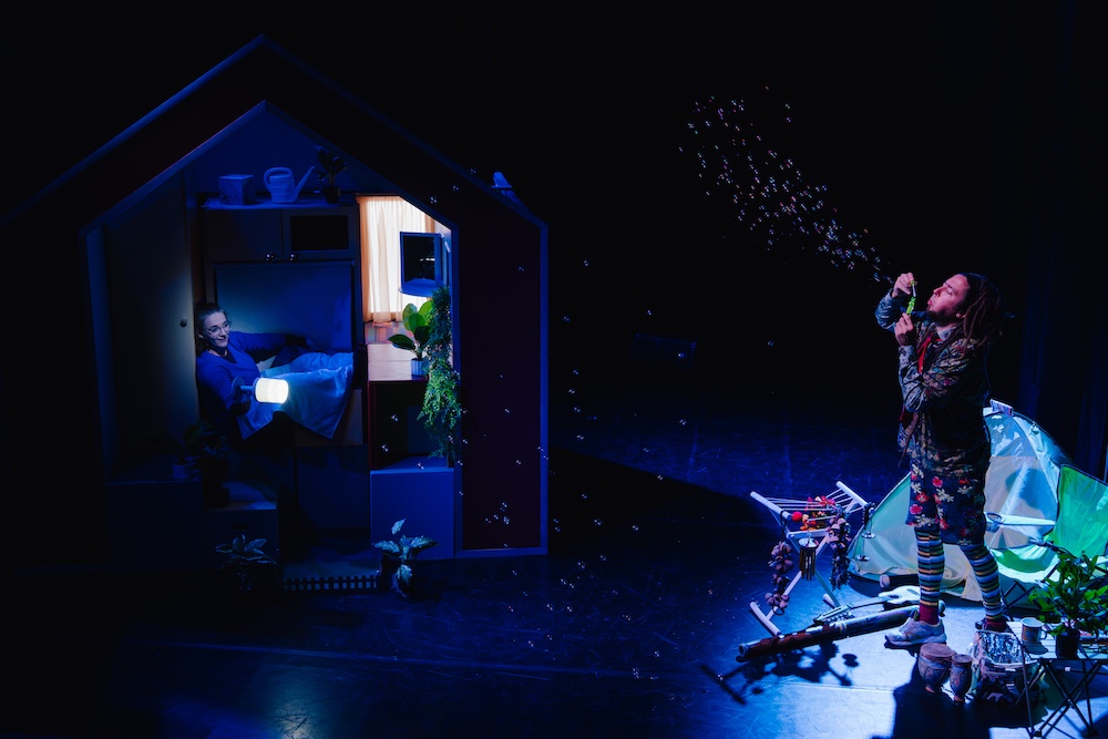 Fotocredit: Routine am Prüfstand bei “Willkommen Daheim" von Natascha Grasser für das Mezzanin Theater. (Fotocredit: Edi Haberl) Kritik: Willkommen Daheim, Mezzanin Theater