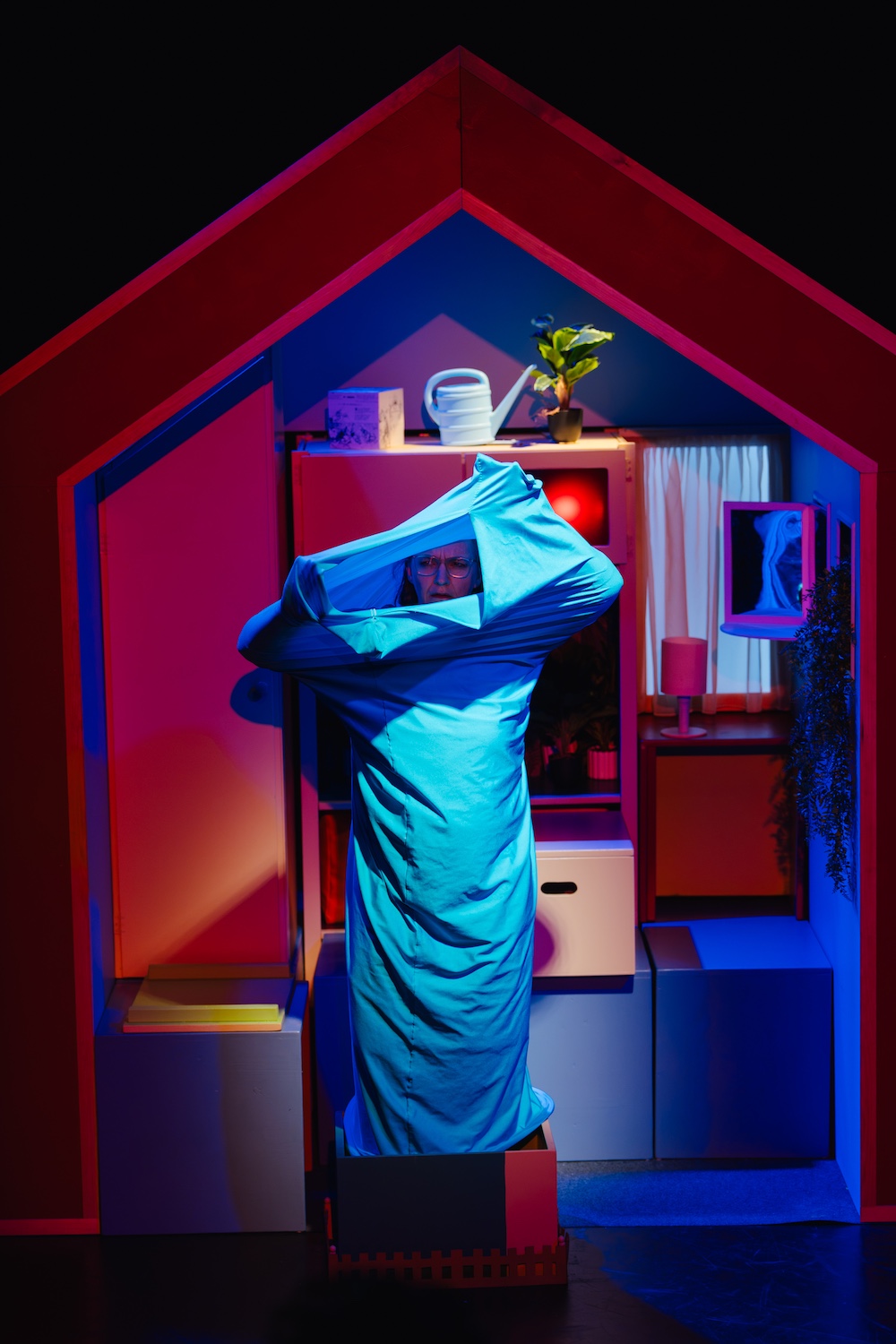 Fotocredit: Elastan-Schlauch als Duschanalogie. (Fotocredit: Edi Haberl) Kritik: Willkommen Daheim, Mezzanin Theater