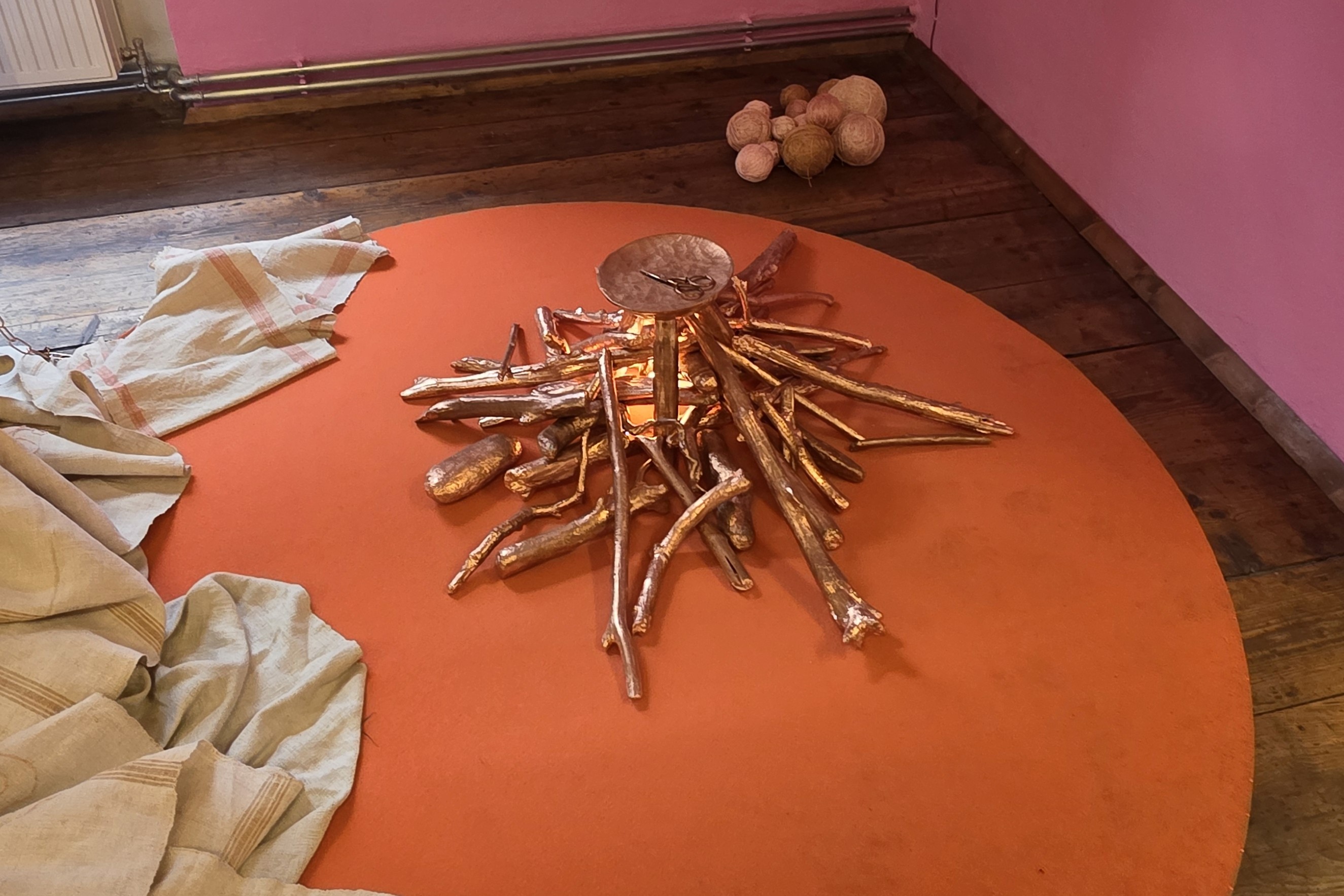 Fotocredit: Die Feuerstelle in der Installation „Was steht hinter der Zeit, wenn die Schere schneidet?“ von Francesca Aldegani (Fotocredit kuma) „Eine Parabel über Enden und Anfänge, die wir noch nicht kennen: Teil 2: Das kolossale Landtier“– Ausstellung im <rotor>