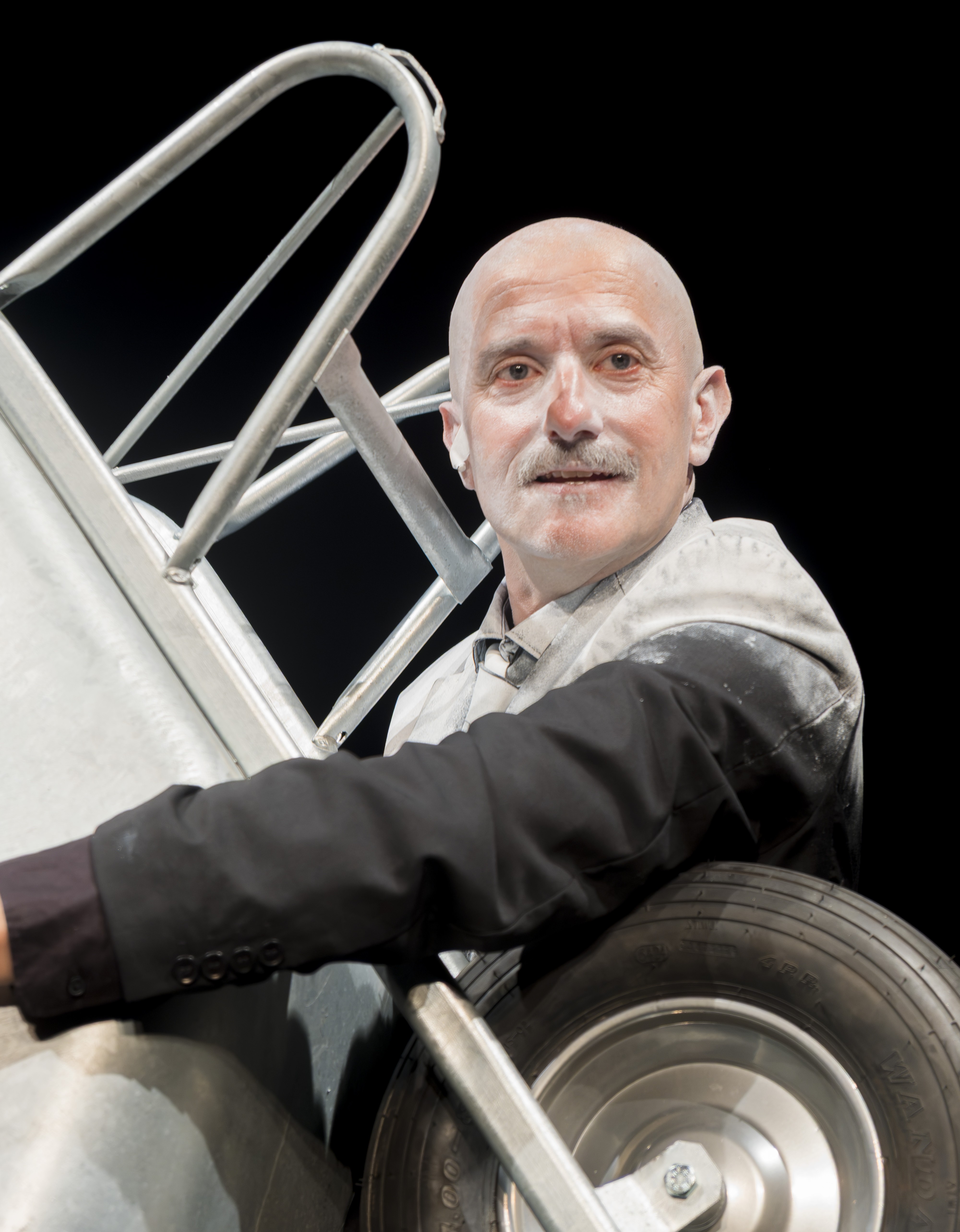 Fotocredit: Alex Deutinger hält die Scheibtruhe mit beiden Händen (Fotocredit Kati Göttfried) „Die Rede an die Tiere“ nach dem Text von Valère Novarina von Navaridas & Deutinger im Theaterhaus
