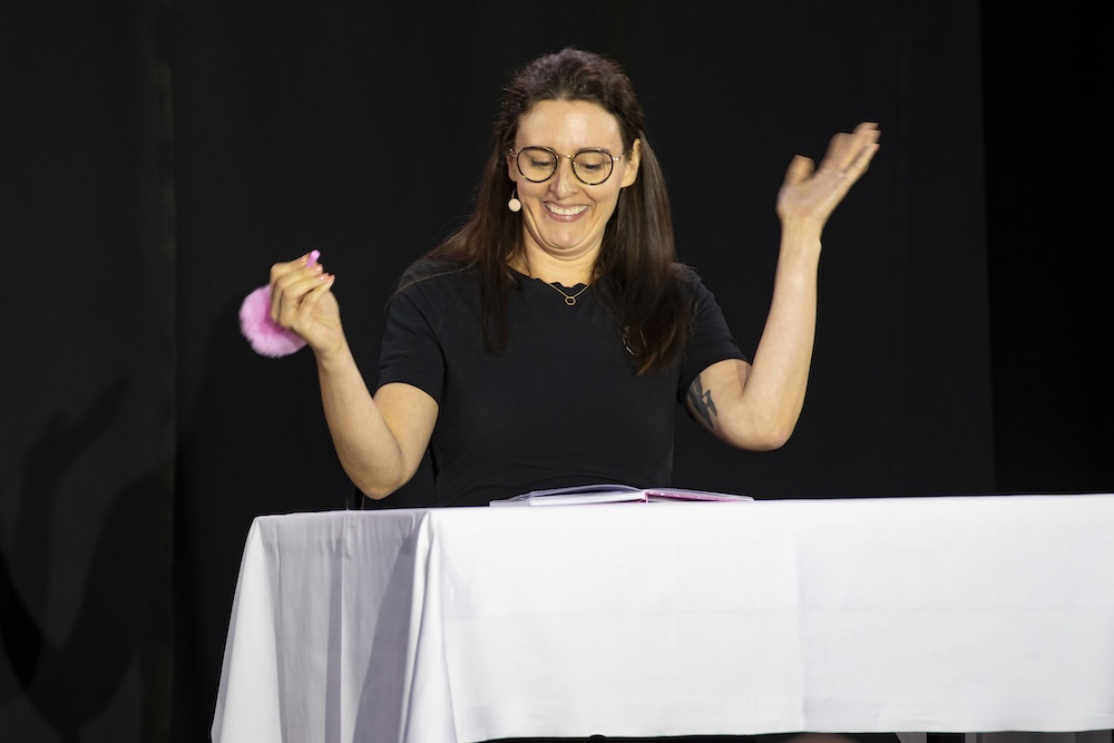 Fotocredit: Vanessa Michelle wirkt wie eine Narrenfigur, entsprungen aus einem Tarot-Spiel für Proletarier. (Fotocredit: maria Altmann) Kritik: Eichberger und Niemand: Psycho