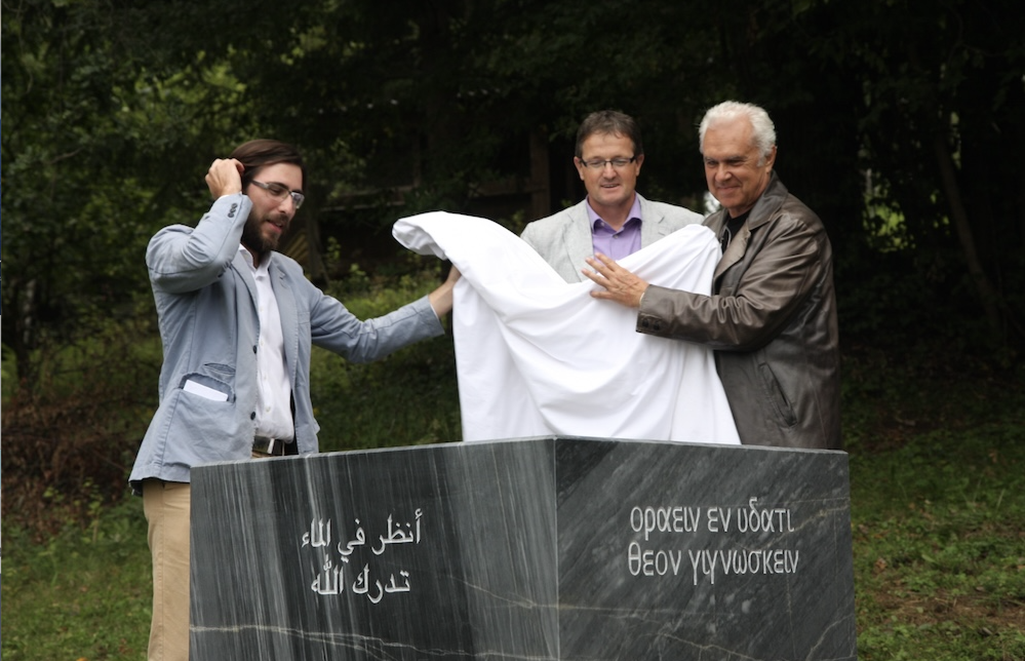Fotocredit: Eröffnung Kunst im öffentlichen Raum Projekt „Der 1000-jähriger Spiegel“ von Viktor Thomas Kröll v.l.n.R. Viktor Thomas Kröll, Bürgermeister Mag. Josef Waltl, Wolfgang Pollanz (damaliger Projektverantwortlicher Bildende Kunst) © Kürbis Wies