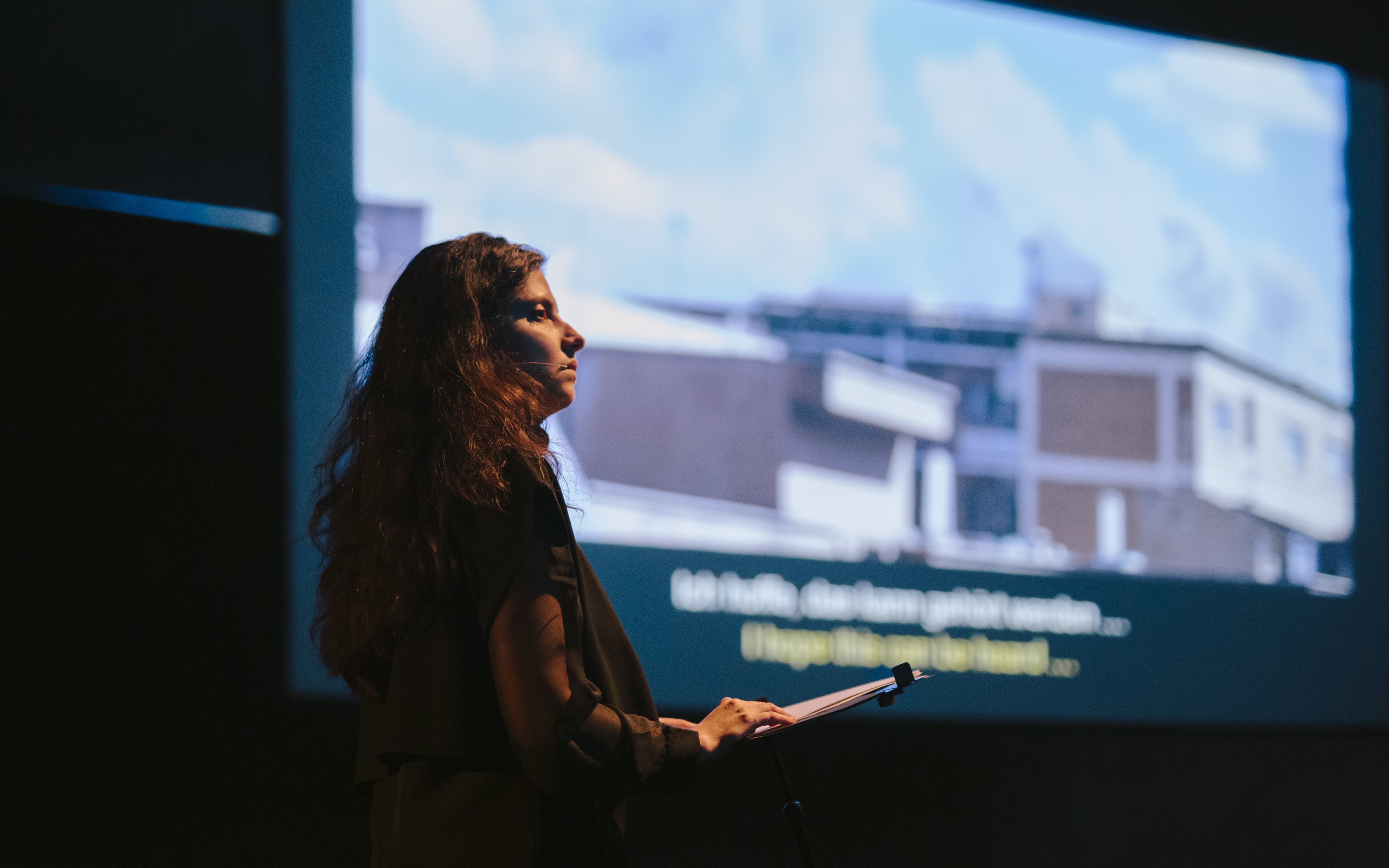 „Undernote: A Fractured Assembly of Testimonies“ von Azade Shahmiri beim steirischen herbst im Dom im Berg