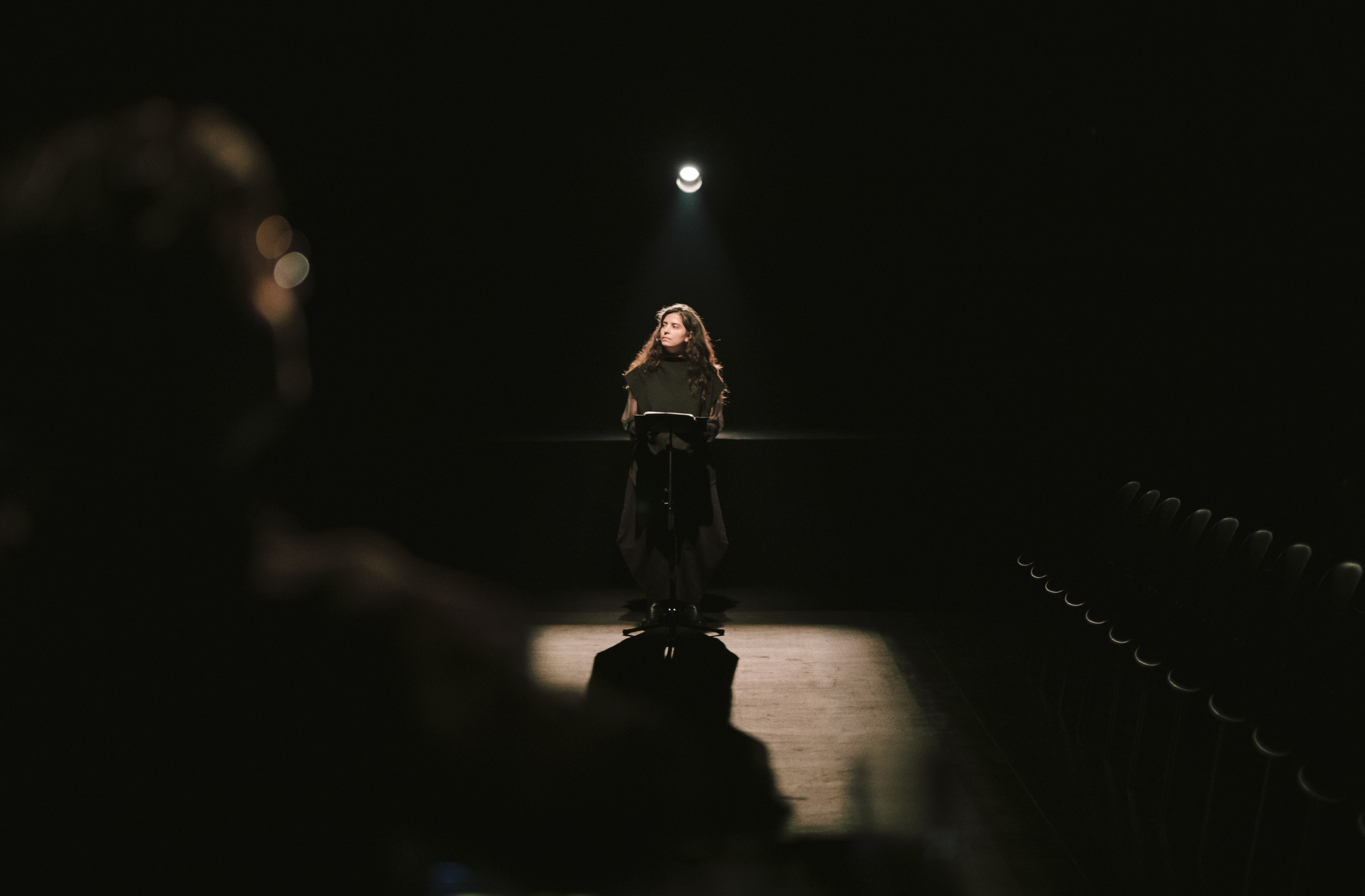 Fotocredit: Azade Shahmiri (Fotocredit steirischer herbst / Sebastian Reiser) „Undernote: A Fractured Assembly of Testimonies“ von Azade Shahmiri beim steirischen herbst im Dom im Berg