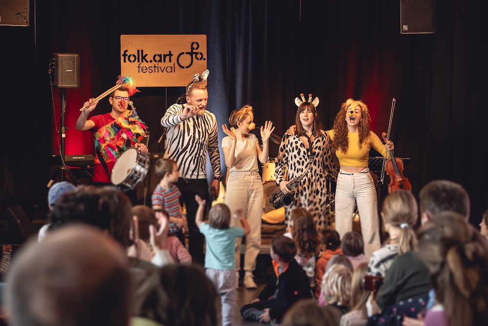 Fotocredit: Lara Löwin und ihre Band gestaltet das Kinderprogramm beim folk.art Festival am 24. Oktober in der Brücke. (Fotocredit: