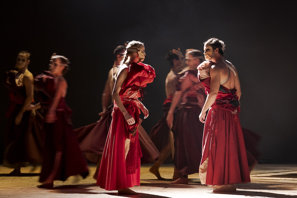 Fotocredit: Kirsty Clarke und Gionata Sargentini und Ensemble Ballett Graz. (Fotocredit: Werner Kmetitsch)
