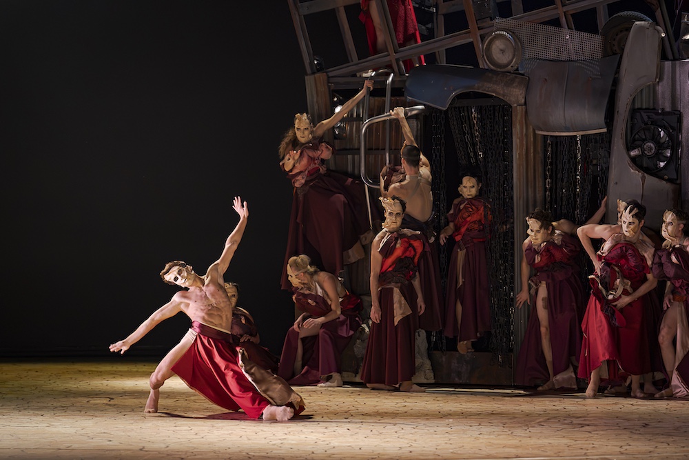 Fotocredit: Tommaso Bracci als Mercutio und Ensemble Ballett Graz. (Fotocredit: Werner Kmetitsch)
